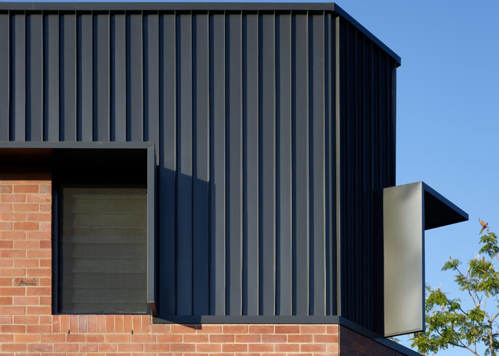 House with LONGLINE 305 steel walling manufactured from COLORBOND steel in colour Monument