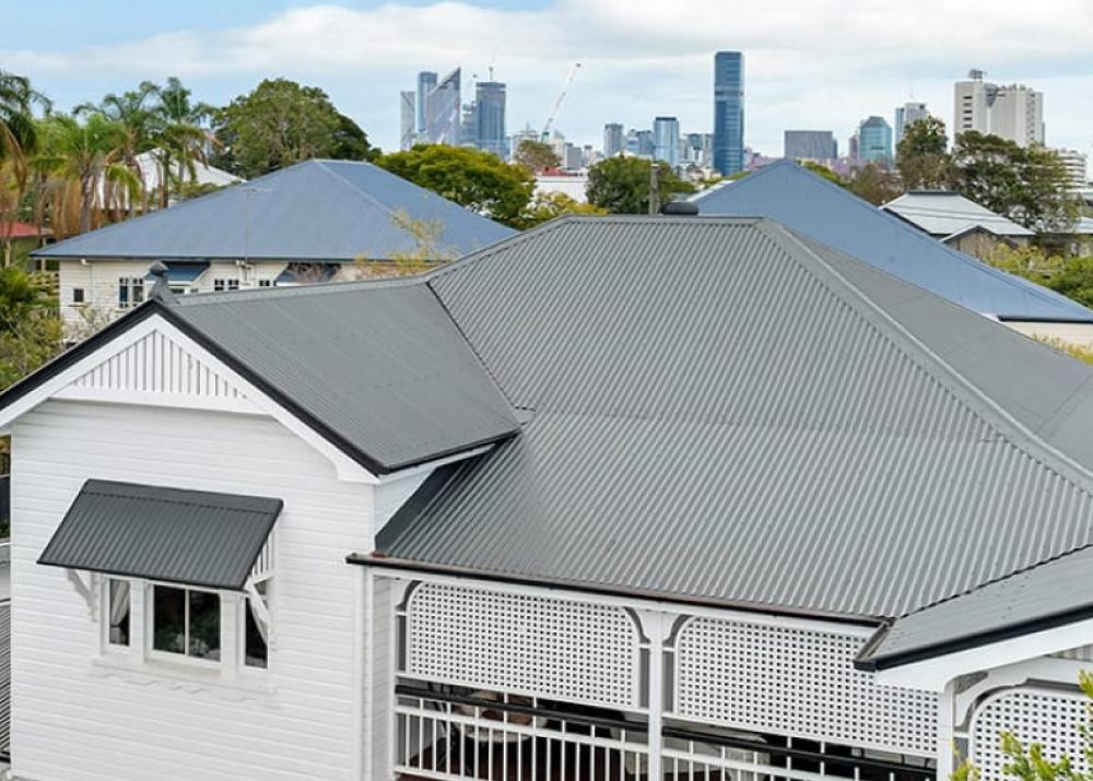 Queenslander house with custom orb roofing in monument