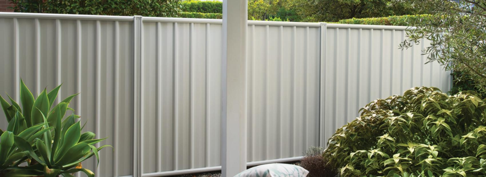 NEETASCREEN fencing made from COLORBOND steel in colour Surfmist