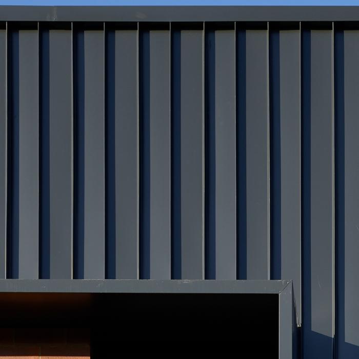 House with LONGLINE 305 steel walling manufactured from COLORBOND steel in colour Monument