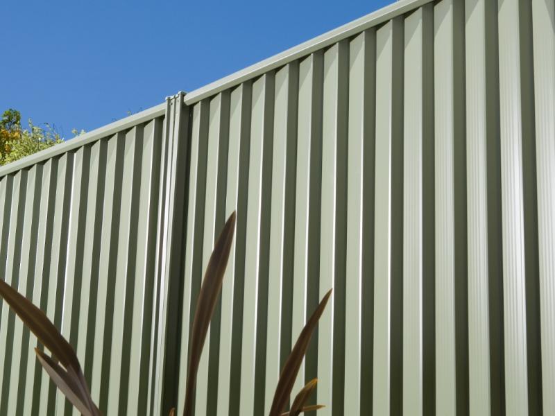 A photo of a LYSAGHT® fence in Pale Eucalypt